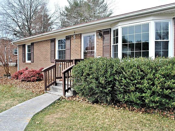 4th image of 320 Maple Dr SE