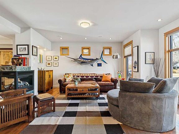 3rd image of 2407 N Westmount Rd NW