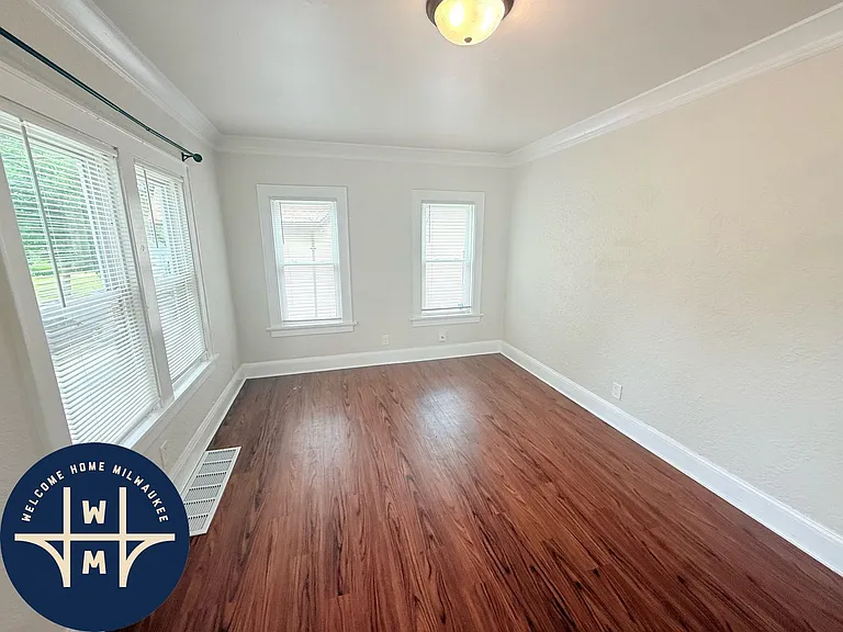 221 W Ring St — Photo 2