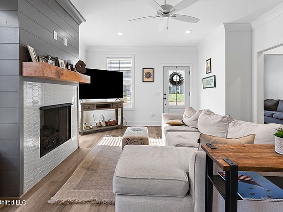 5th image of 308 Hamilton Ct