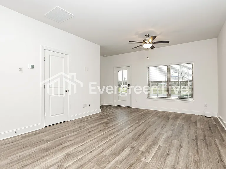 730 Elkins Dr — Photo 5