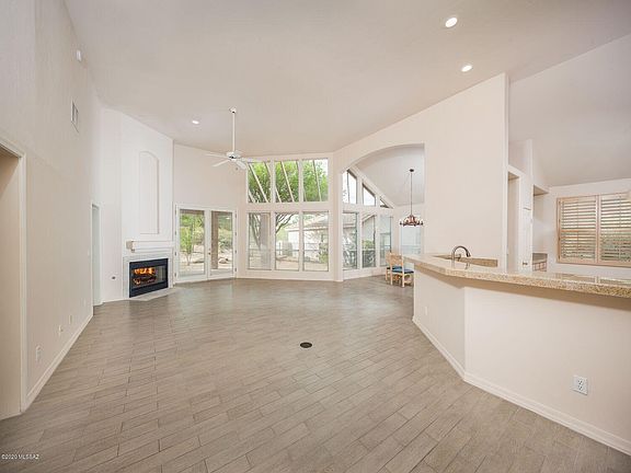 3rd image of 708 S Deer Bend Ct