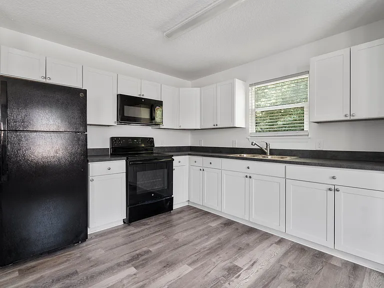860 W 6th St — Photo 14