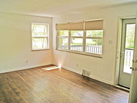 2nd image of 966 Helen St