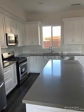 4 bed, 2.5 bath, 1977 sqft, $5,400 — Photo 4