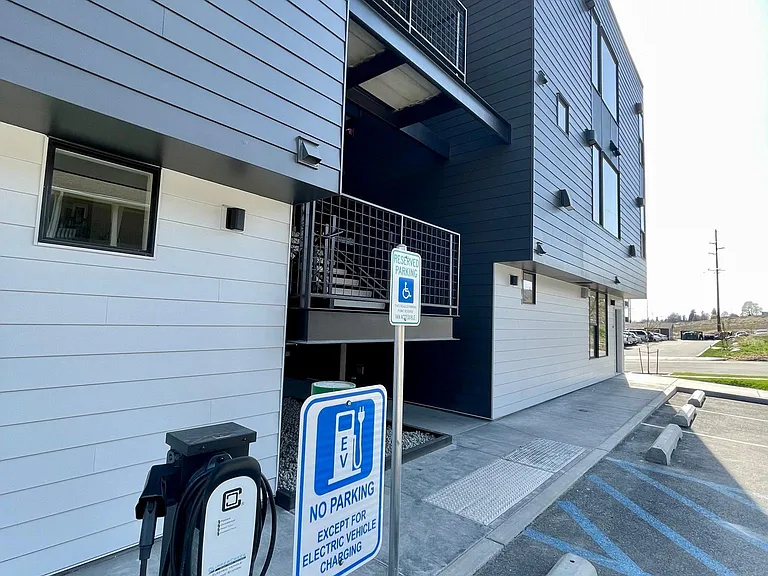 2520 N Regal St — Photo 21