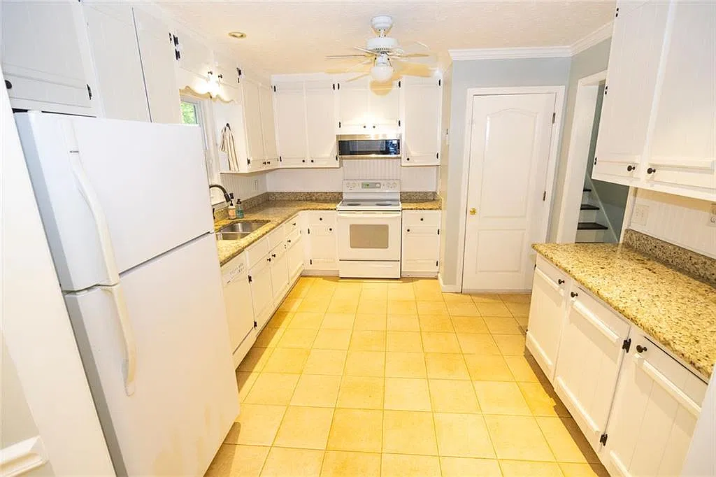 3 bed, 1824 sqft, $2,100 — Photo 3