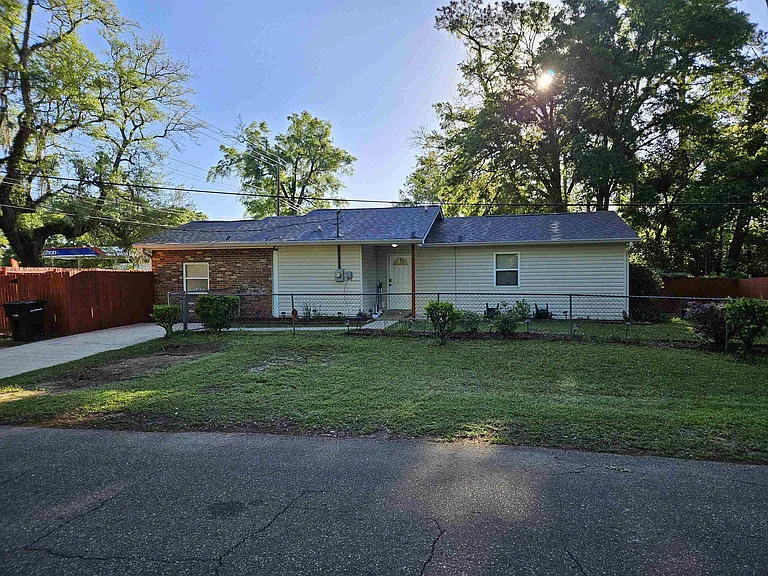 1417 Orange Ave W — Photo 1