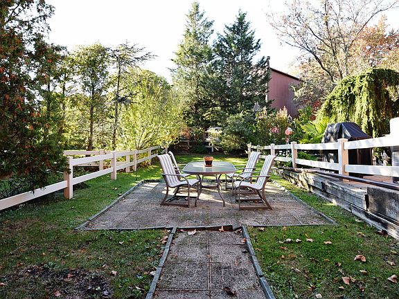 3rd image of 182 Stonegate Dr