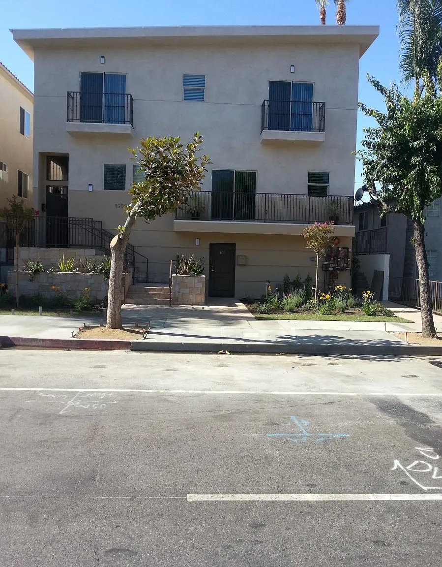 3 bed, 2.5 bath, 2200 sqft, $4,200 — Photo 2