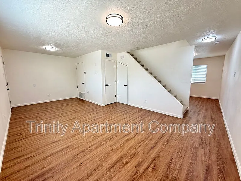 3 bed, 2.0 bath, 1350 sqft — Photo 3