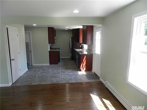 4th image of 535 Ronkonkoma Ave