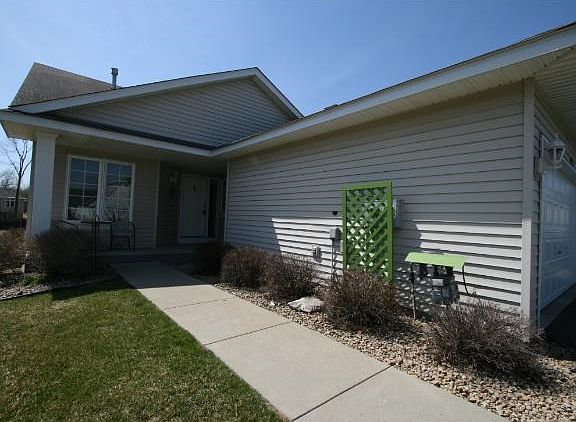 Awesome one level living! Great nature view!