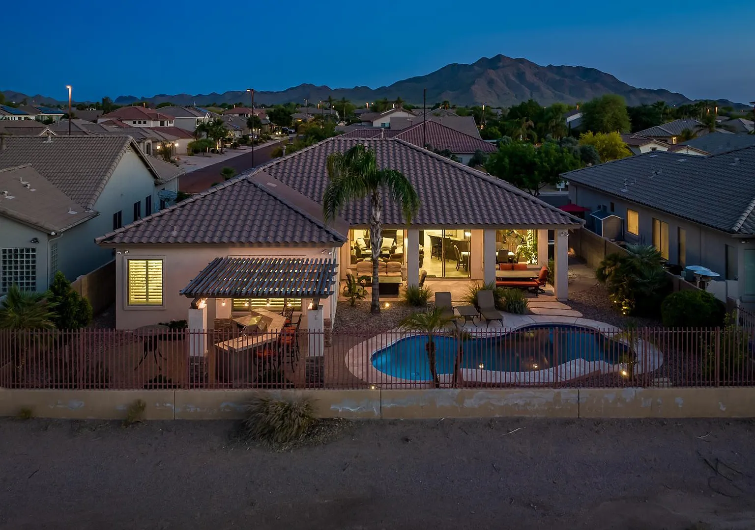 4 bed, 2.0 bath, 2740 sqft, $5,200 — Photo 3
