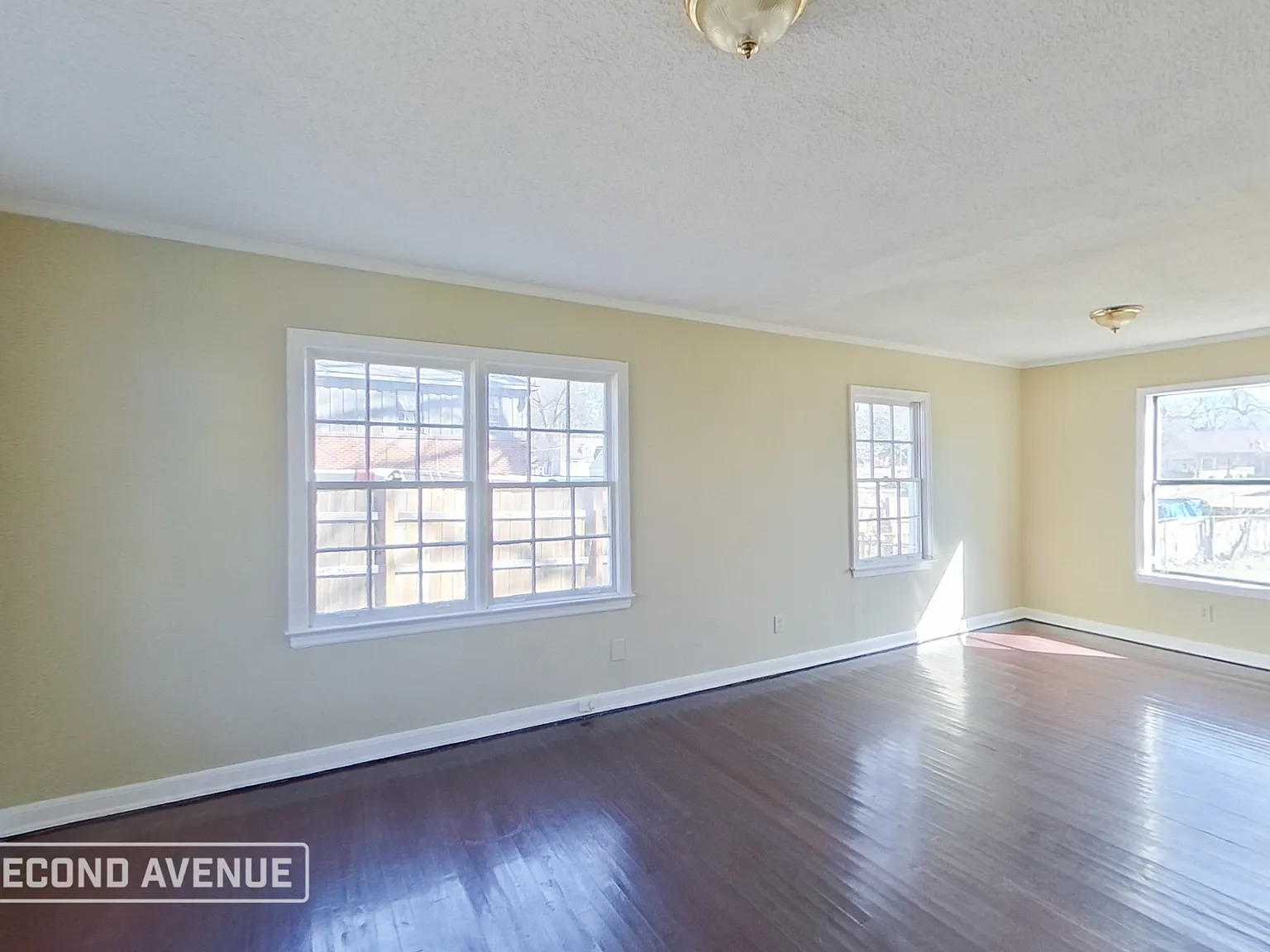 3 bed, 1.0 bath, 1014 sqft, $895 — Photo 2