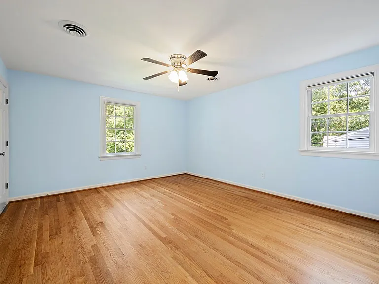 2401 Scarsborough Dr — Photo 36