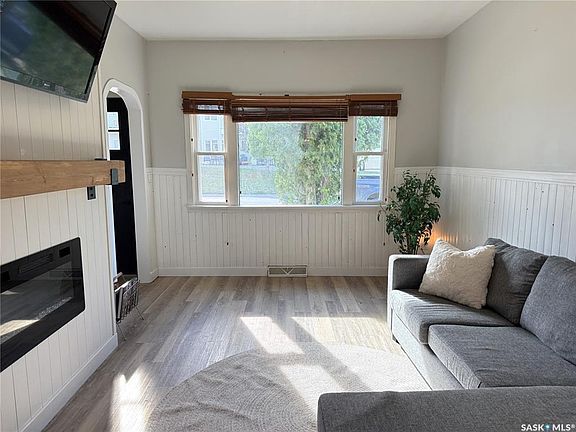 5th image of 415 McTavish STREET