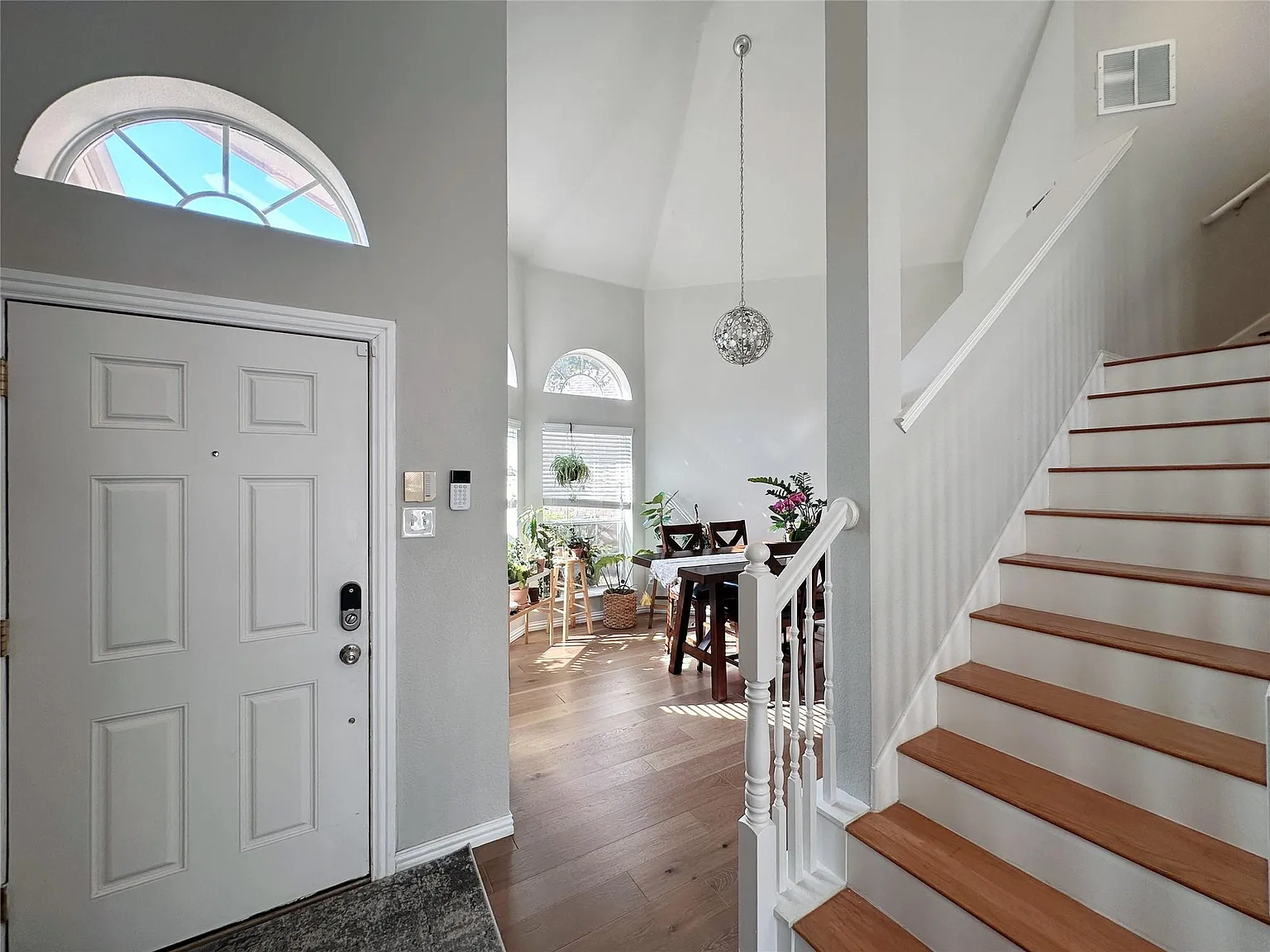 3 bed, 2118 sqft, $3,099 — Photo 3