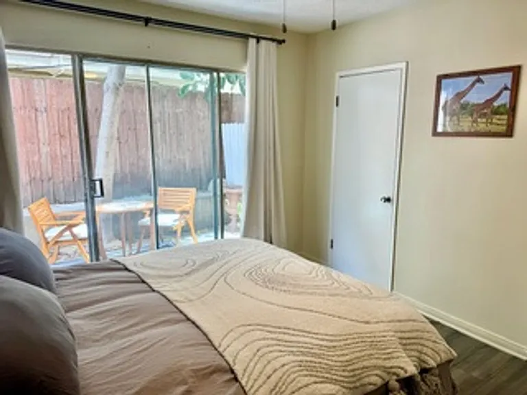 8207 De Longpre Ave #6 — Photo 4