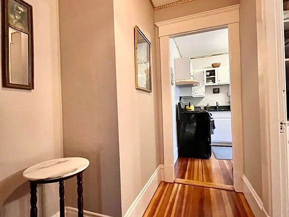 3rd image of 206 Elm St Unit 3