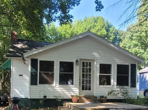 1193 Lakeview Dr, Brooklyn, MI 49230
