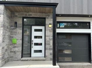 842 Dundee Ave #A, Ottawa, ON K2B 5S9