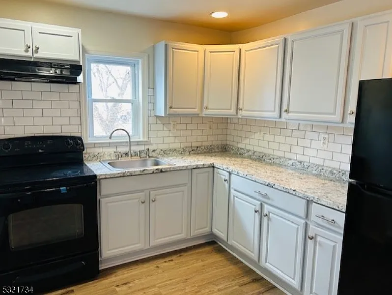 3 bed, 1.0 bath, $1,900 — Photo 3