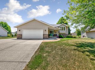 1521 Springwood Ln, Faribault, MN 55021