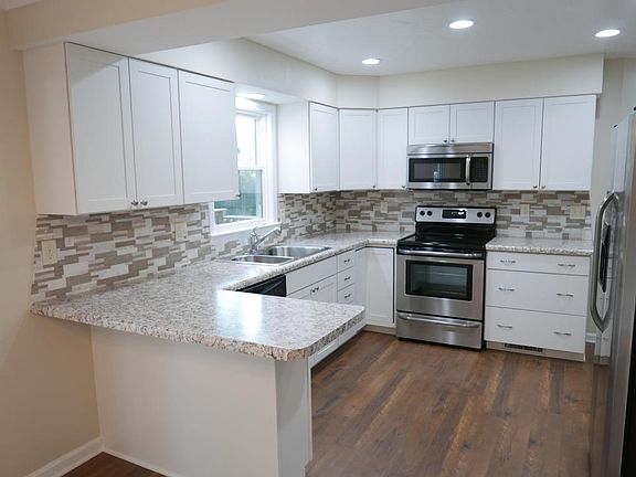 2nd image of 8831 Dolphin St