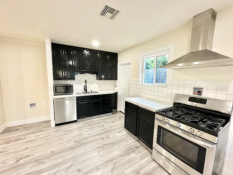 1103 N Maple St — Photo 12