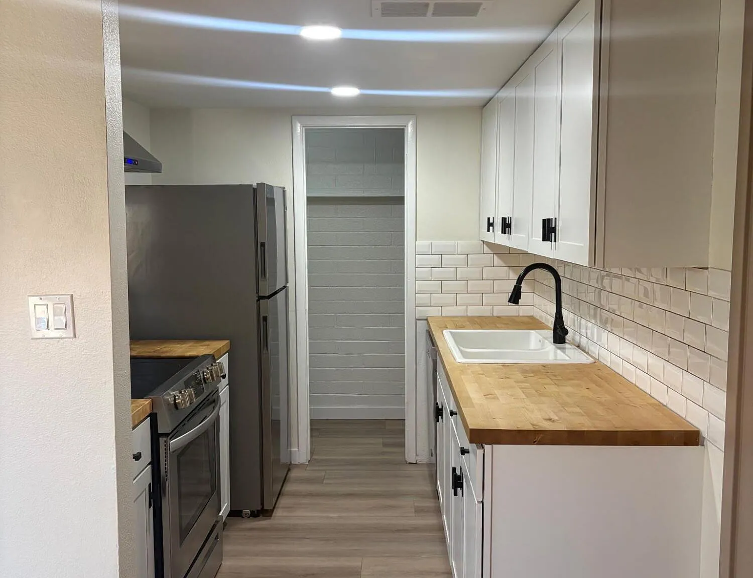 3 bed, 1.0 bath, 988 sqft, $1,700 — Photo 4