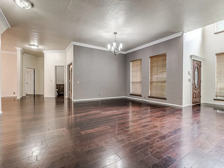 1104 Fox Lake Ln — Photo 6