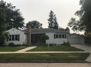 903 Letnes Dr, Grand Forks, ND 58201