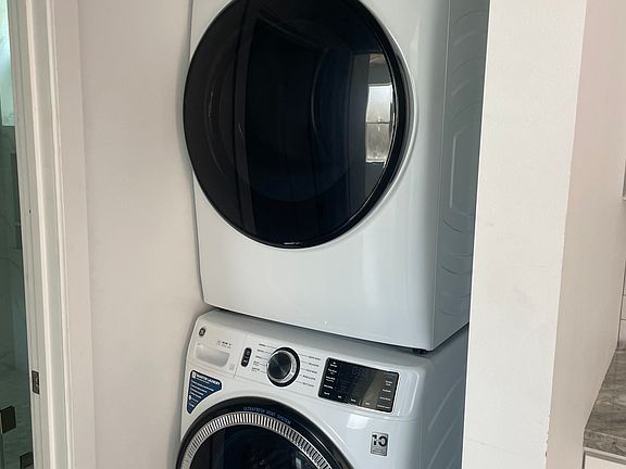 In Unit Full Size Washer and Dryer