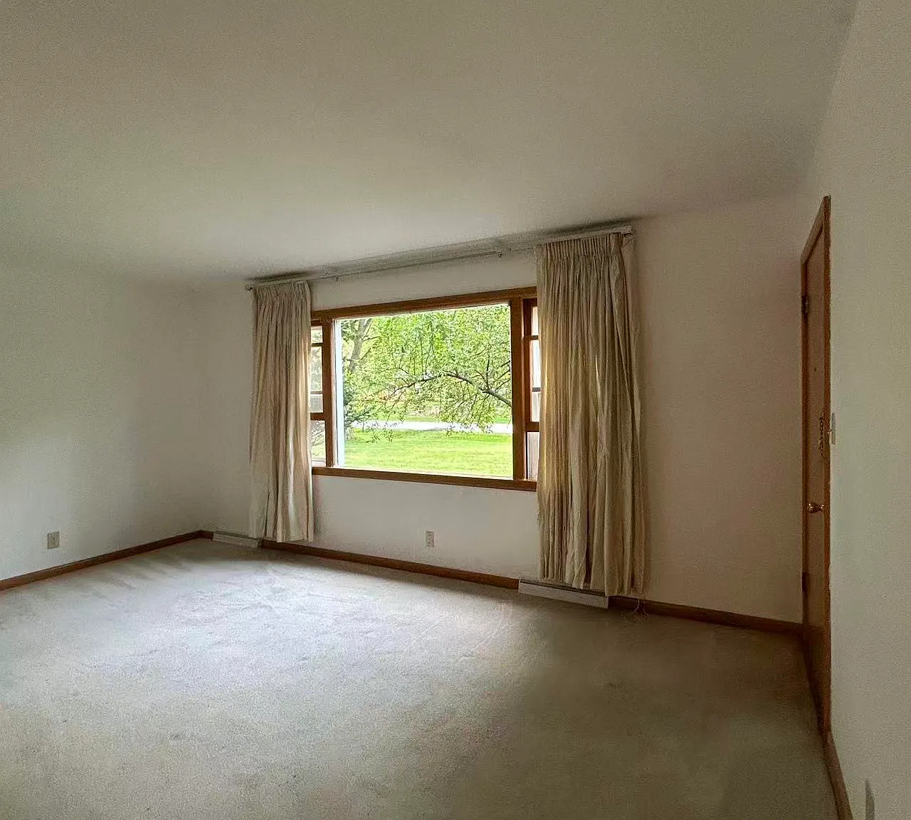 3 bed, 1100 sqft, $1,700 — Photo 4