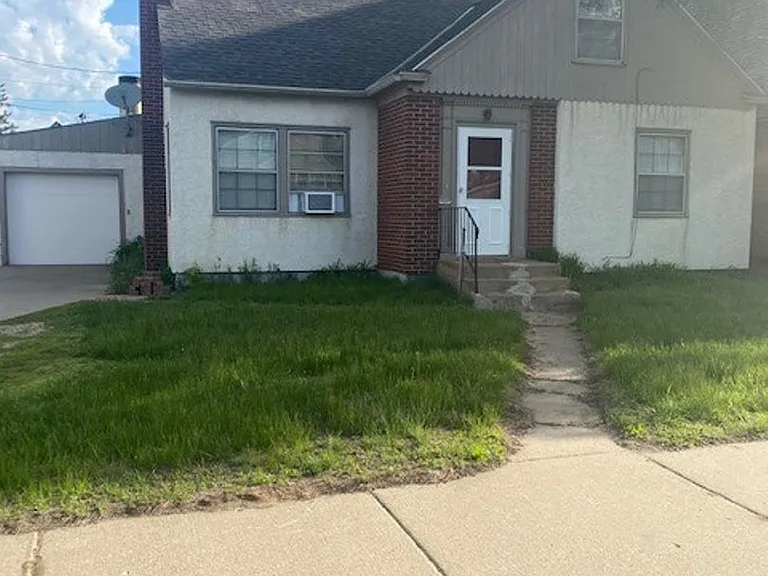 715 Oak St — Photo 3