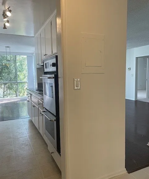 125 N Barrington Ave — Photo 2