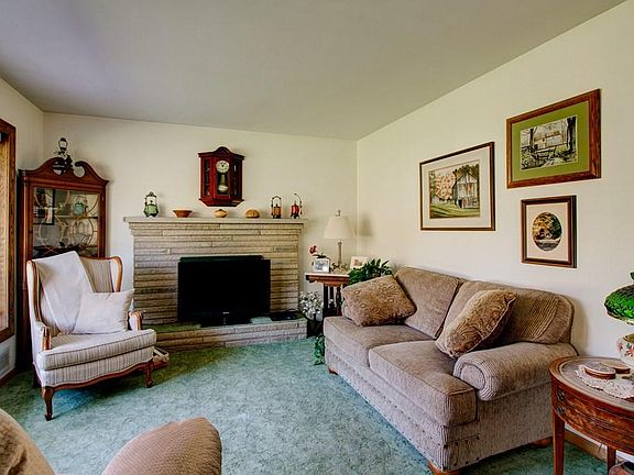 3rd image of 1077 Curtis Dr