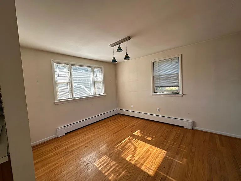546 Burnside Ave — Photo 9