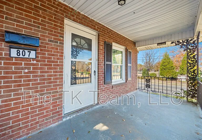 807 N Morris St — Photo 2