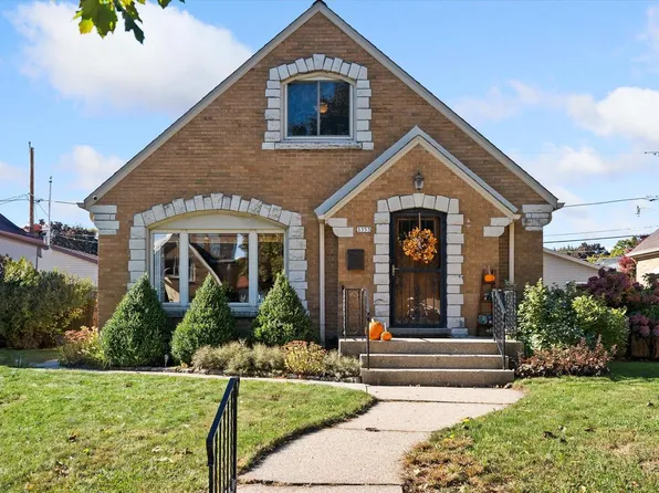 3353 West Lakefield DRIVE, Milwaukee, WI 53215