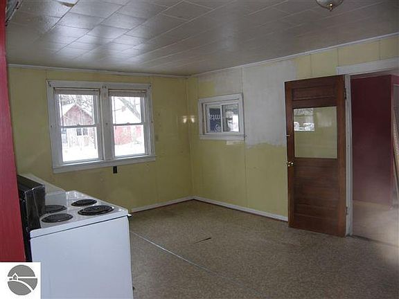5th image of 8939 Marilla Rd