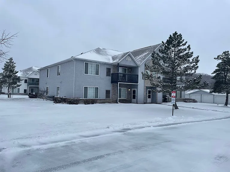 910-912 Fox Creek Dr — Photo 4