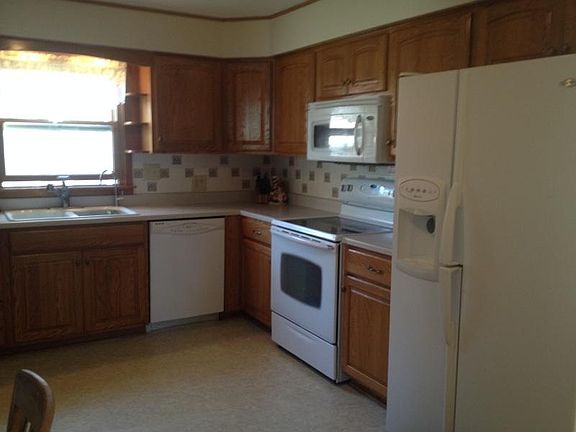 3rd image of 1026 N Burlington Ave