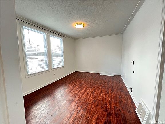 4th image of 396 South Blvd W