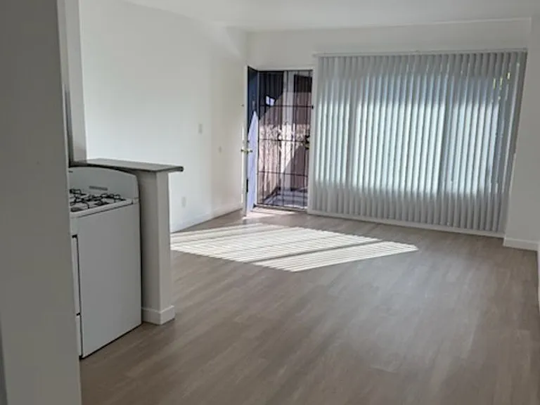 1310 E Venice Blvd — Photo 2
