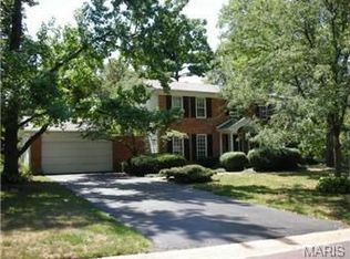 1060 Camargo Dr, Ballwin, MO 63011
