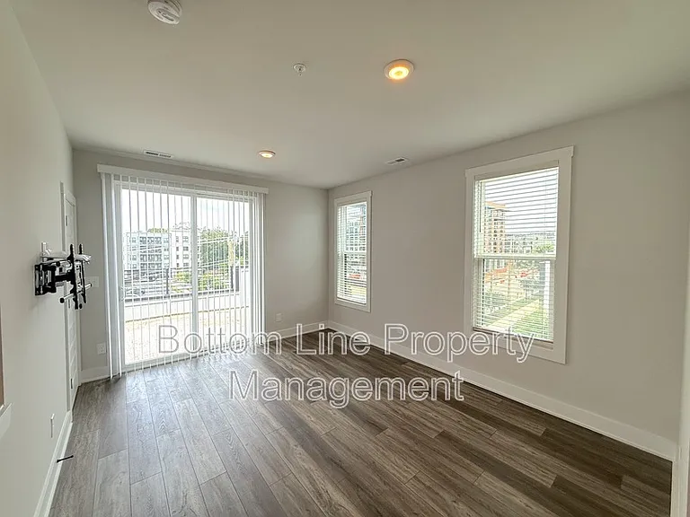 607 W Tremont Ave — Photo 27