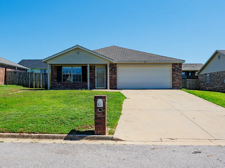 316 Apple Valley Dr — Photo 1