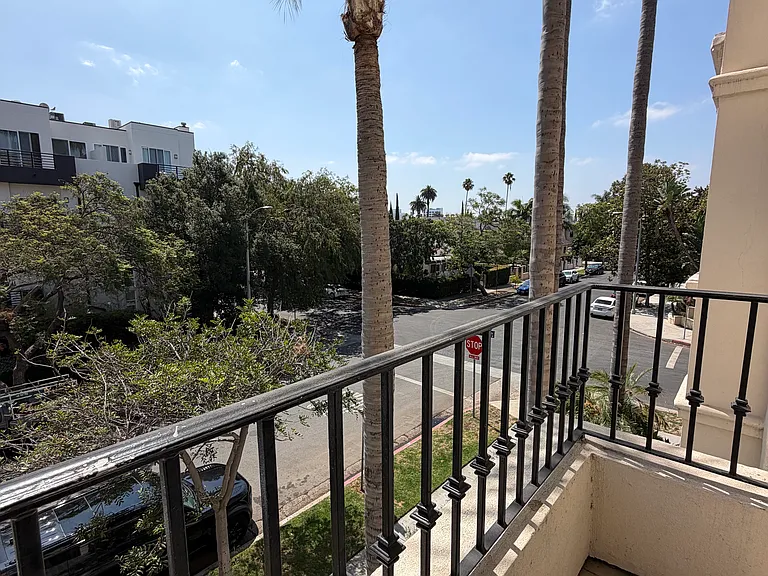 435 Arnaz Dr #200 — Photo 18